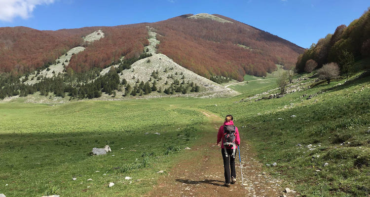 Italia insolita da scoprire: donna che fa trekking sul Pollino