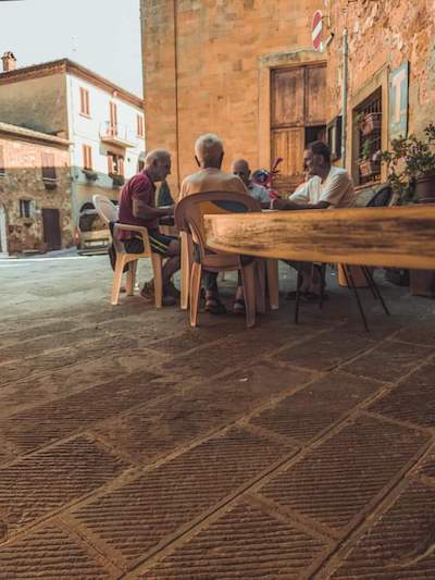 La mia Italia: anziani che giocano a carte al tavolo di un bar