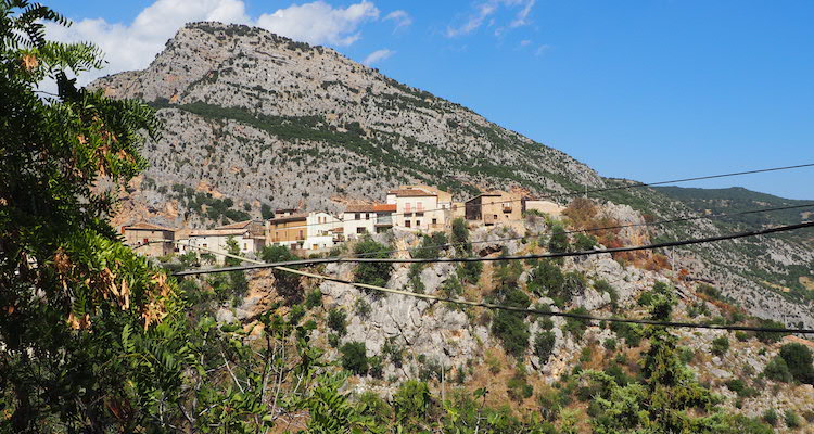 Il borgo di Civita visto da fuori
