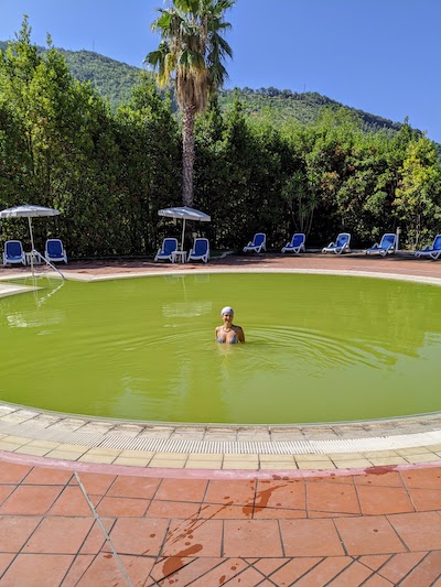 Ragazza immersa in una delle piscine di Terme Lugiane