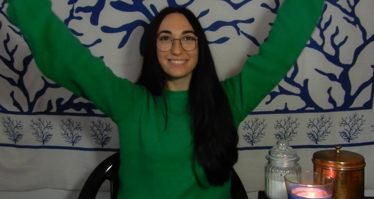 Xylella: ragazza sorridente con il maglione verde