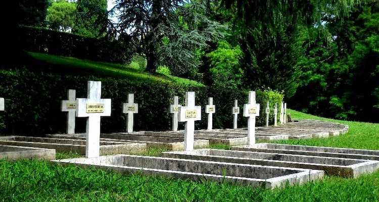 Luoghi poco conosciuti di Roma: lapidi nel cimitero militare francese