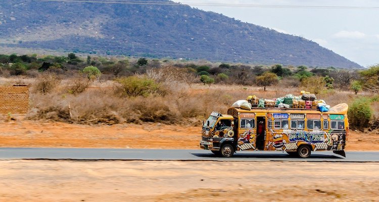 Sulle strade del Kenya: autobus scassato e colorato nella savana