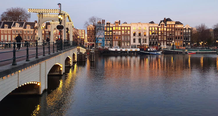 Natale 2020: canale di Amsterdam al tramonto