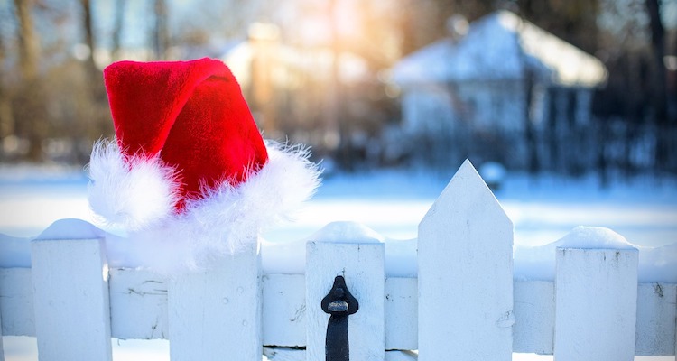 Babbo Natale: cappello di Babbo Natale appoggiato su una staccionata