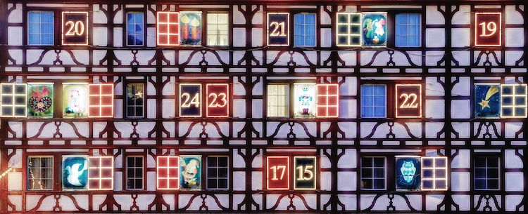 Natale 2020: Calendario dell’avvento su casa a traliccio nel centro storico