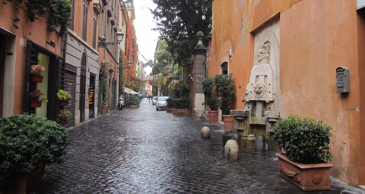 Roma: via Margutta, con il selciato bagnato dalla pioggia 