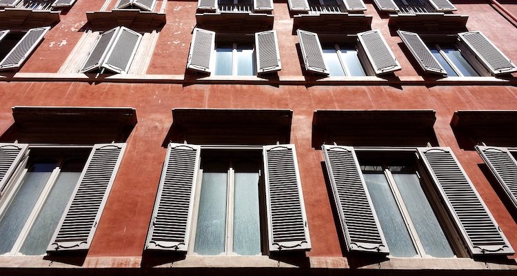 Vivere a Roma: persiane aperte