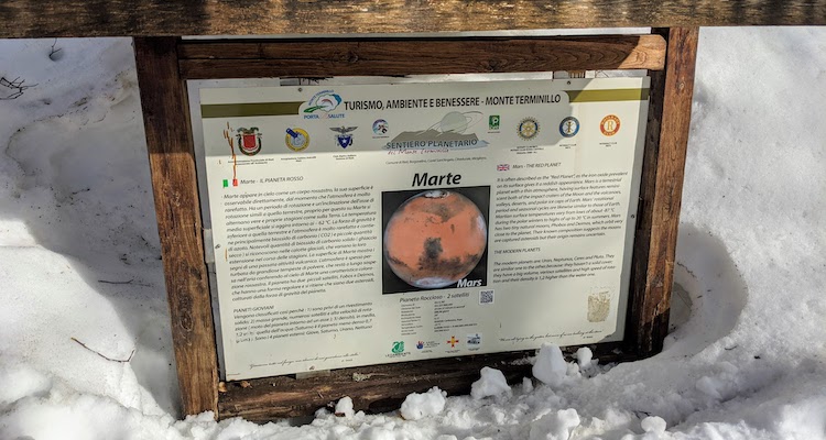 Trekking nel Lazio: cartello con la spiegazione su Marte