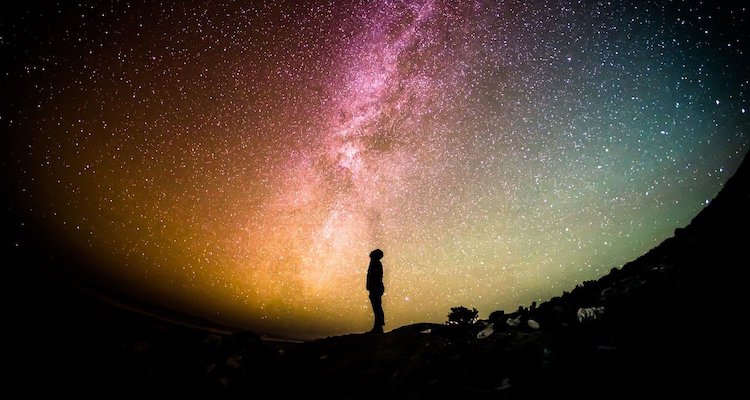 Astroturismo: uomo che guarda la Via Lattea