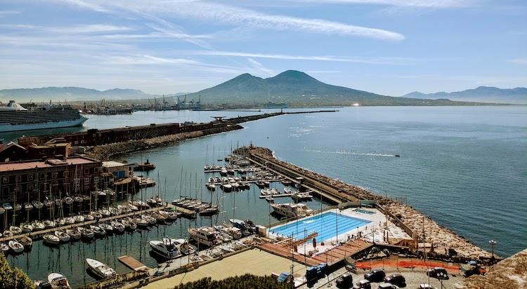 72 ore a Napoli: il Vesuvio visto da una terrazza
