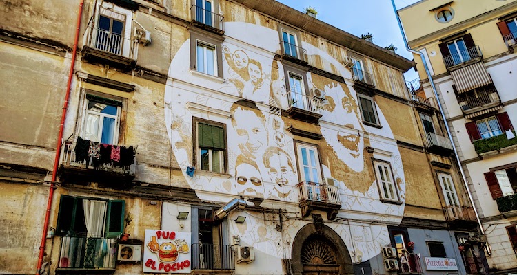 72 ore a Napoli: murales sulla facciata di un palazzo