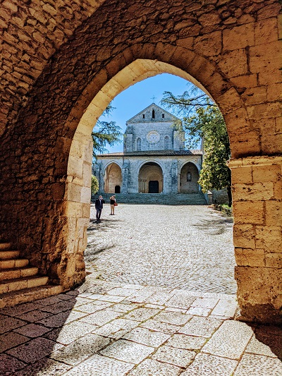 L'abbazia di Casamari vista da dietro un arco a sesto acuto
