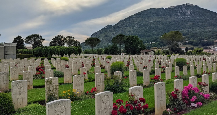 Ciociaria: cimitero militare del Commonwealth al tramonto