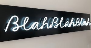 Luoghi comuni sui viaggi: insegna con su scritto blah blah blah