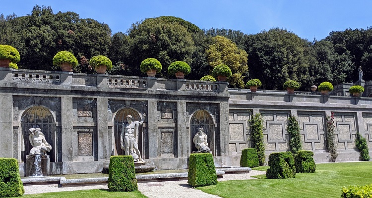 Parte di un monumento dei Giardini Papali di Castel Gandolfo
