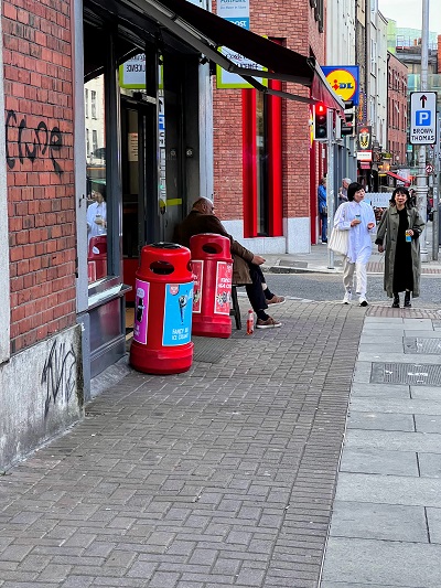 Via di Dublino: uomo solo seduto al bar