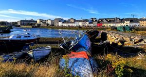 Viaggio in Irlanda: barche rovesciate e case colorate al porto di Galway
