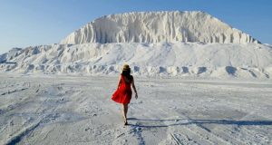 Travel blogger che cammina nella salina di Margherita di Savoia