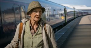 Viaggiare a qualunque età: donna anziana sul binario