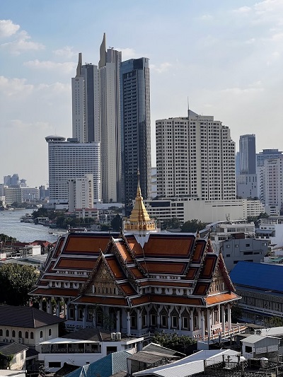 Bangkok: vista dall'alto del tempio Wat Traimit, dei grattacieli e del fiume Chao Phraya