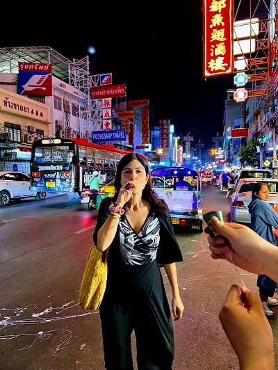 Cosa fare a Bangkok: donna che festeggia il Capodanno a Chinatown
