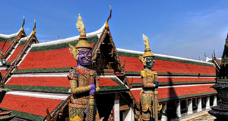 Cosa fare a Bangkok: statue del Palazzo Reale