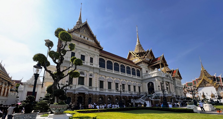 Cosa fare a Bangkok: facciata e giardini del Palazzo Reale