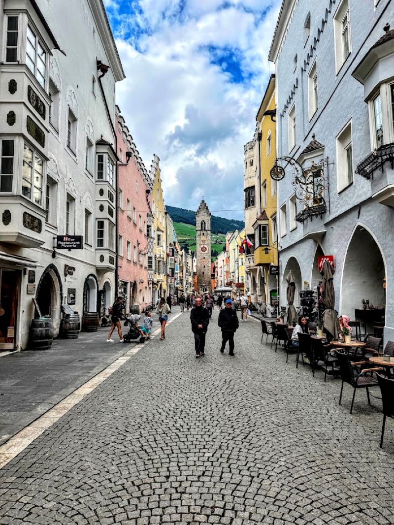 Centro storico di Vipiteno in Alto Adige, case colorate e portici