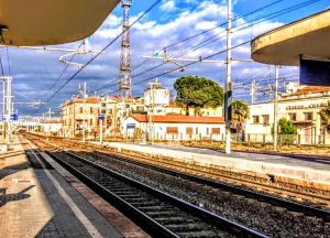 Un binario vuoto per la psicologia del viaggio in solitaria